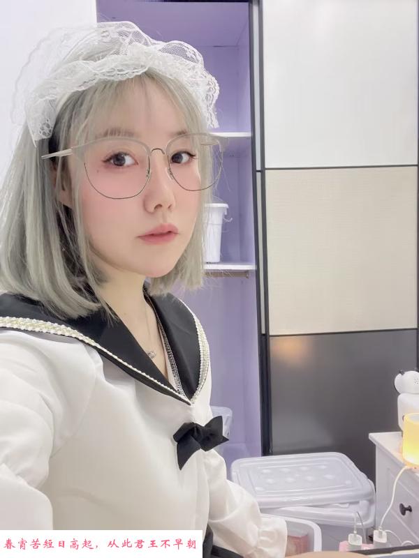 松江体育中心的嫩妹 第1张
