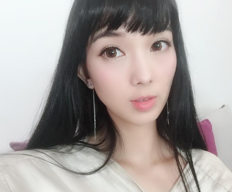 刚出道翘臂气质女神，身材好、颜值高 第2张