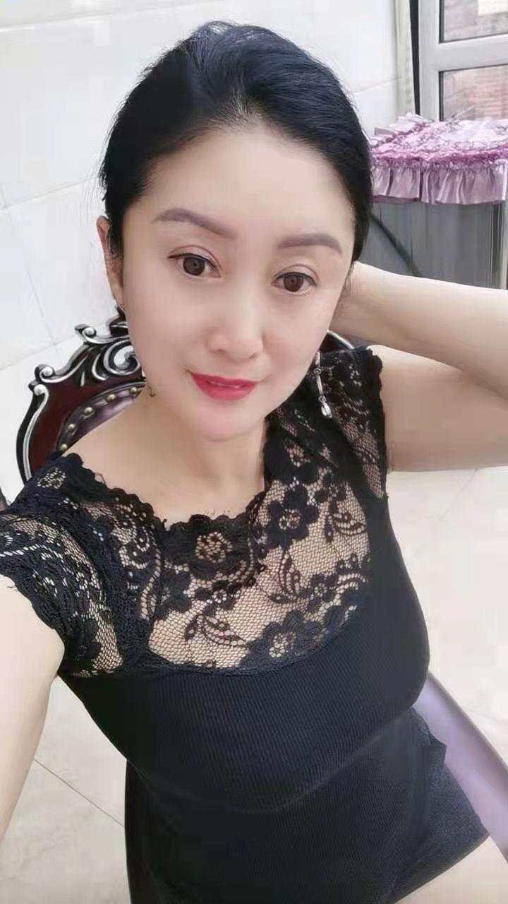 大胸潮喷骚妇 第1张