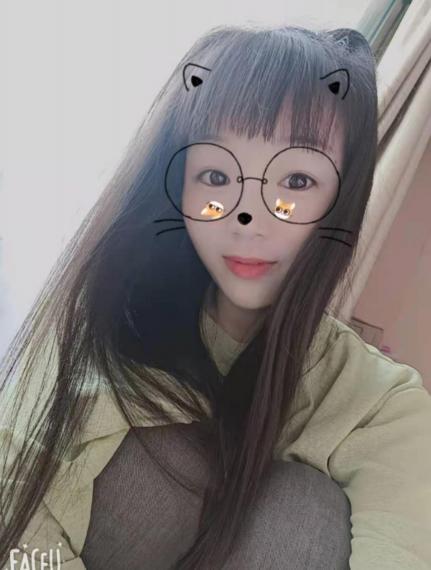 皮肤白胸很大的美女 第2张