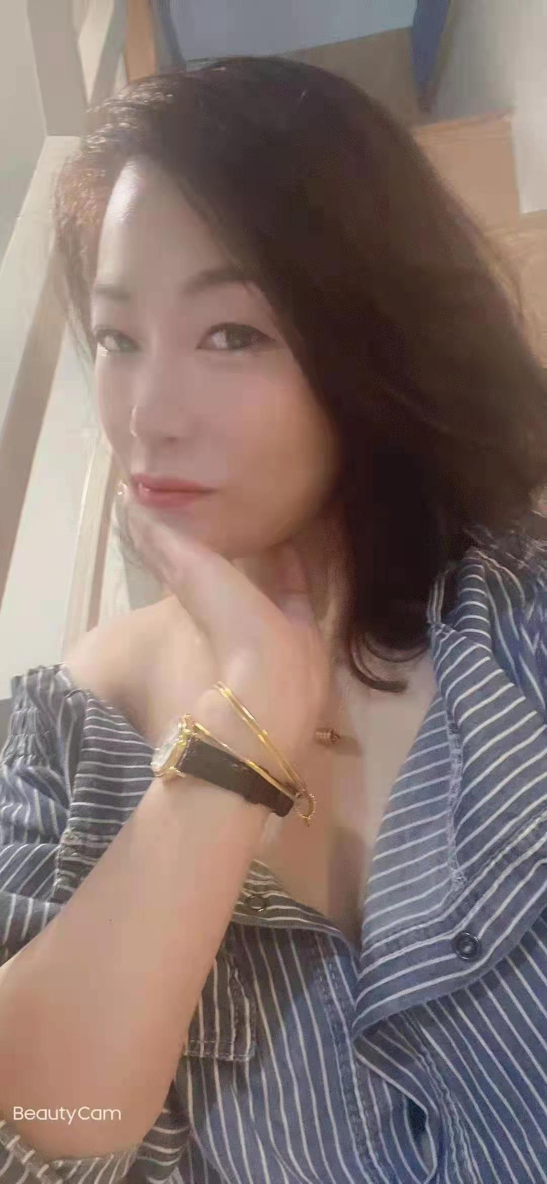 石溪地铁站附近的骚妇，波又打又白，水儿还多 第1张