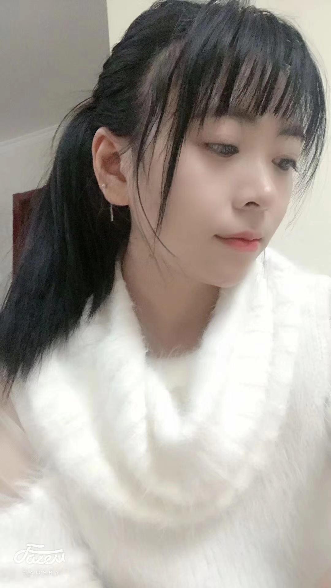 年轻可爱的虎牙小妹子 第1张